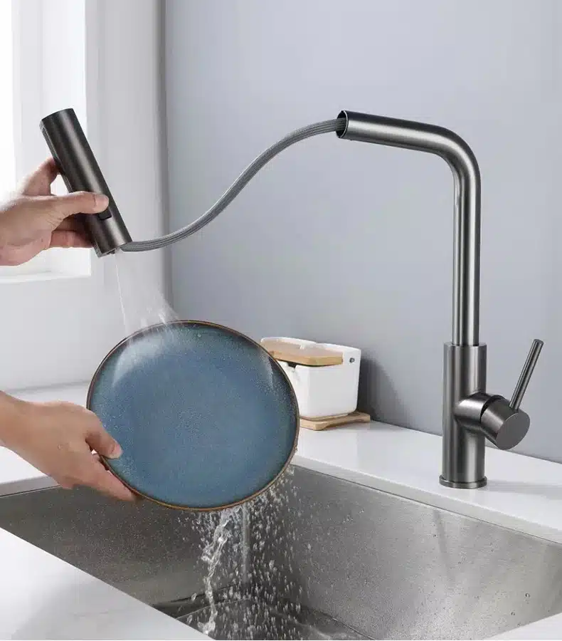 Rubinetto a cascata in acciaio inox con maniglia moderna.