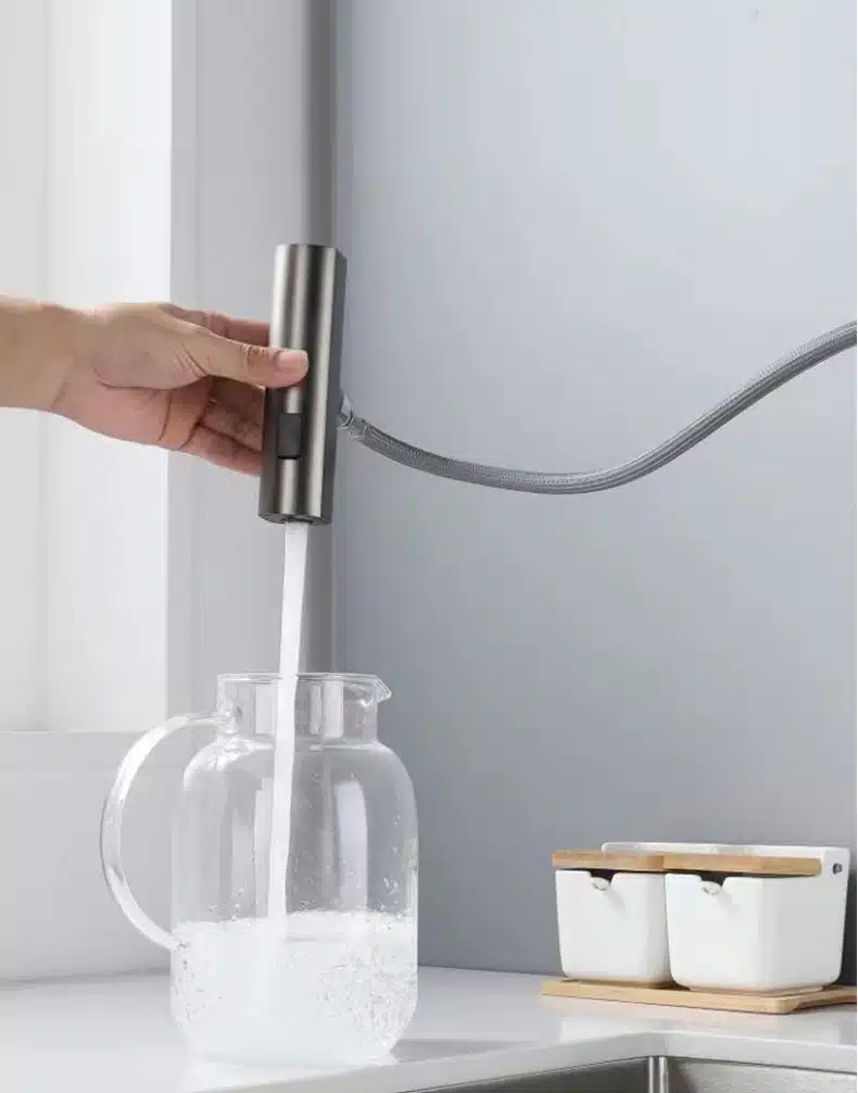 Rubinetto a cascata in acciaio inox con acqua corrente.