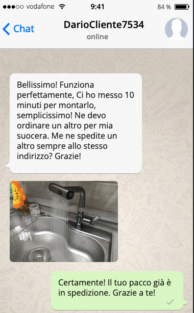 Rubinetto a cascata in acciaio inox per cucina moderna.