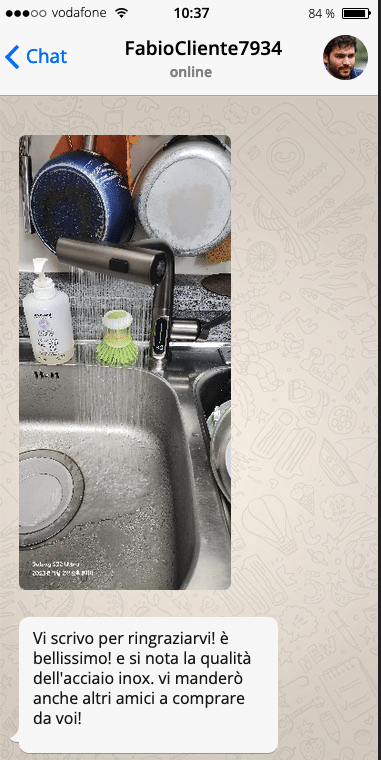 Rubinetto a cascata in acciaio inox con design moderno.