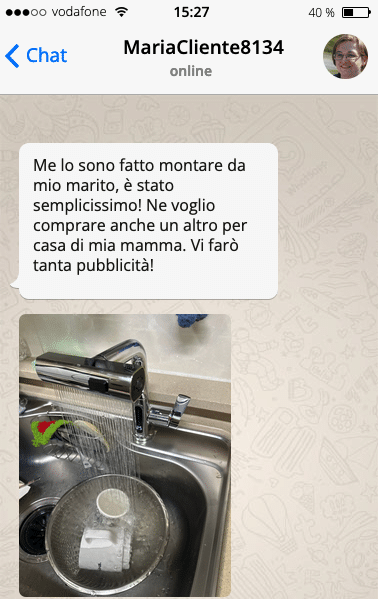 Rubinetto a cascata in acciaio inox con acqua corrente.