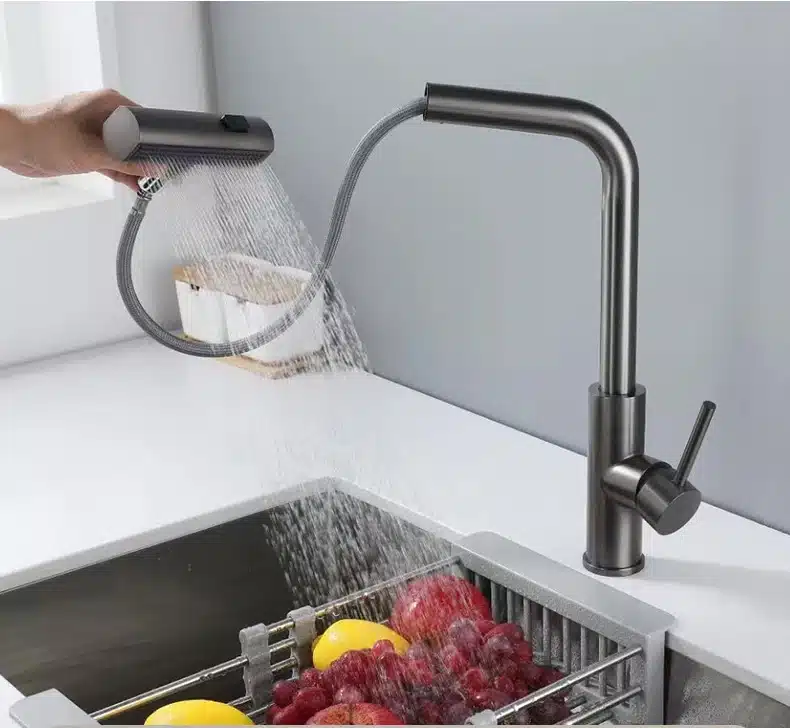 Rubinetto a cascata in acciaio inox con acqua che scorre.