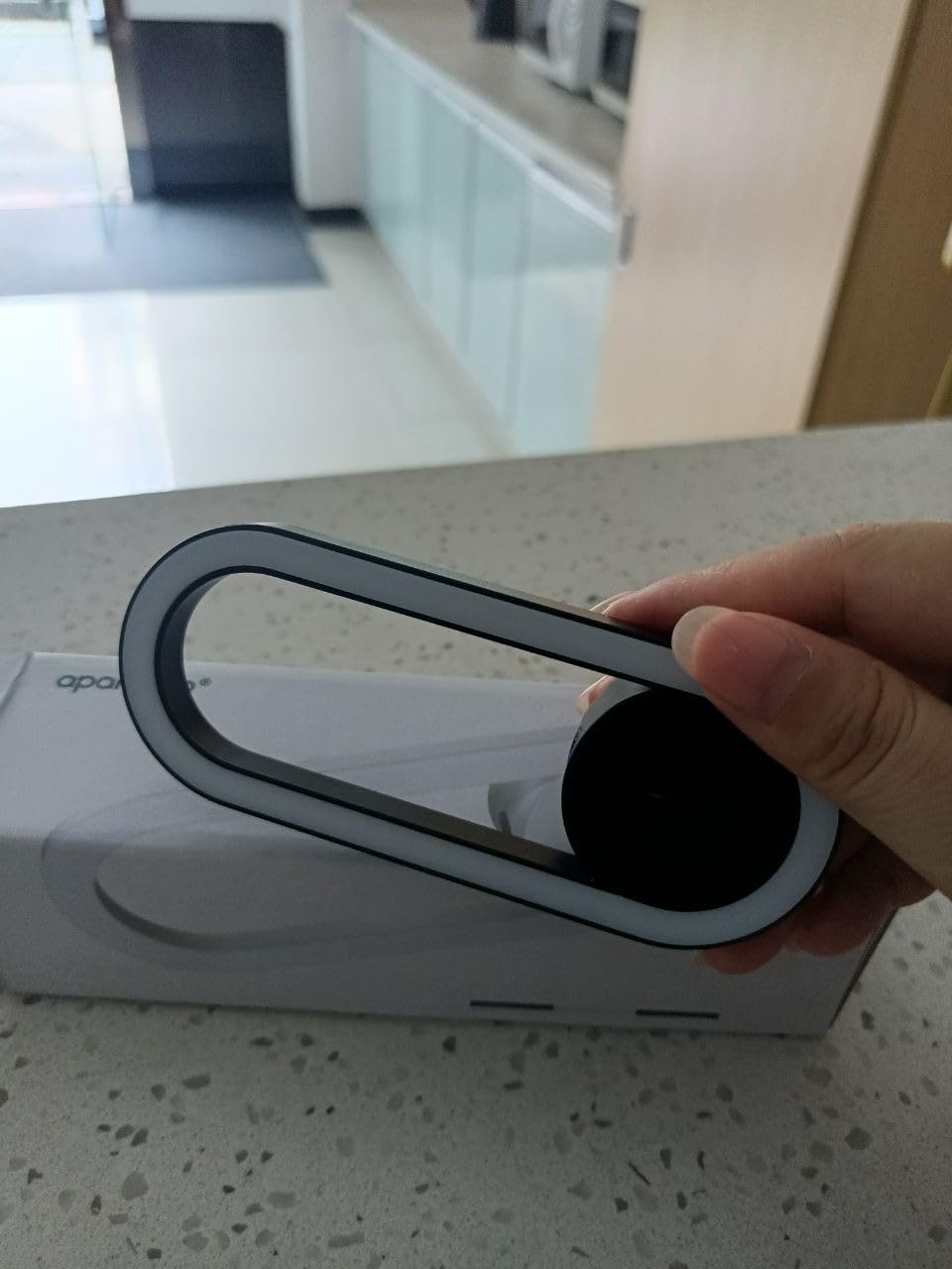 Dispositivo repellente elettronico contro insetti e roditori.