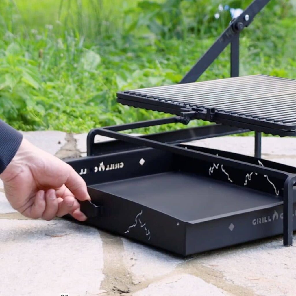 Griglia portatile per barbecue con piano di cottura in acciaio.