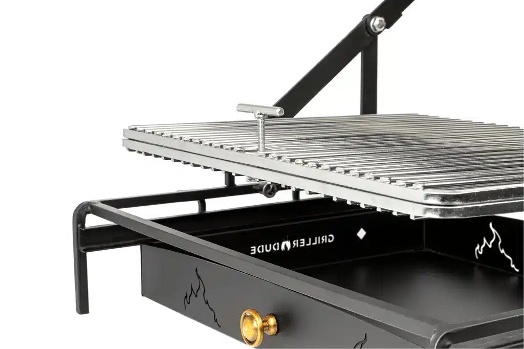 Barbecue portatile con griglia e piano di cottura in acciaio.