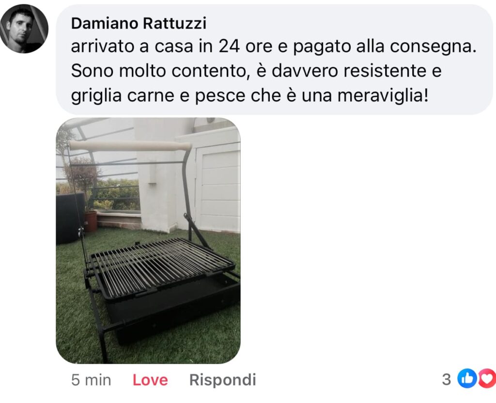 Griglia per barbecue portatile in metallo su balcone con vista.