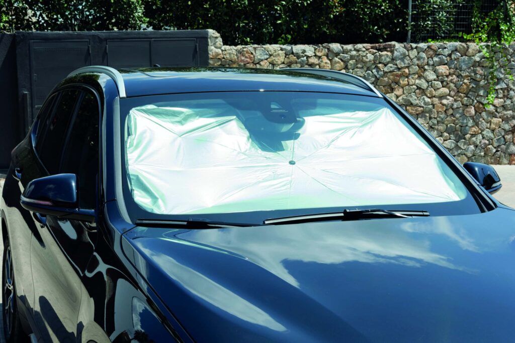 Parasole auto copre il parabrezza per proteggere dal sole.