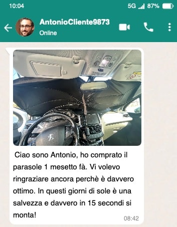 Parasole auto installato per protezione solare e comfort di guida.