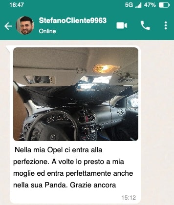 Interno di un'auto Opel con parasole aperto e vista sul parabrezza.