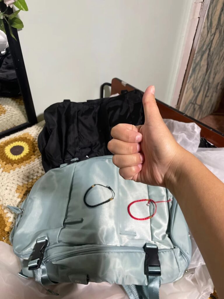 Zaino da viaggio leggero con tasche e scomparti.