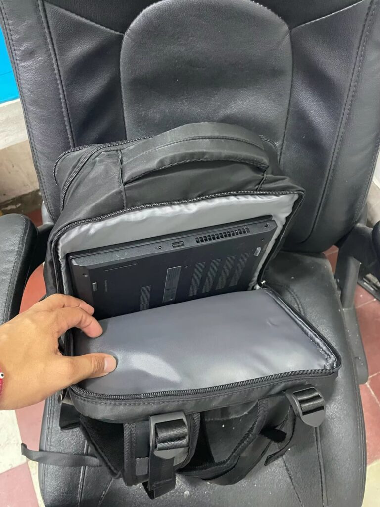 Zaino da viaggio con tablet e scomparto aperto.