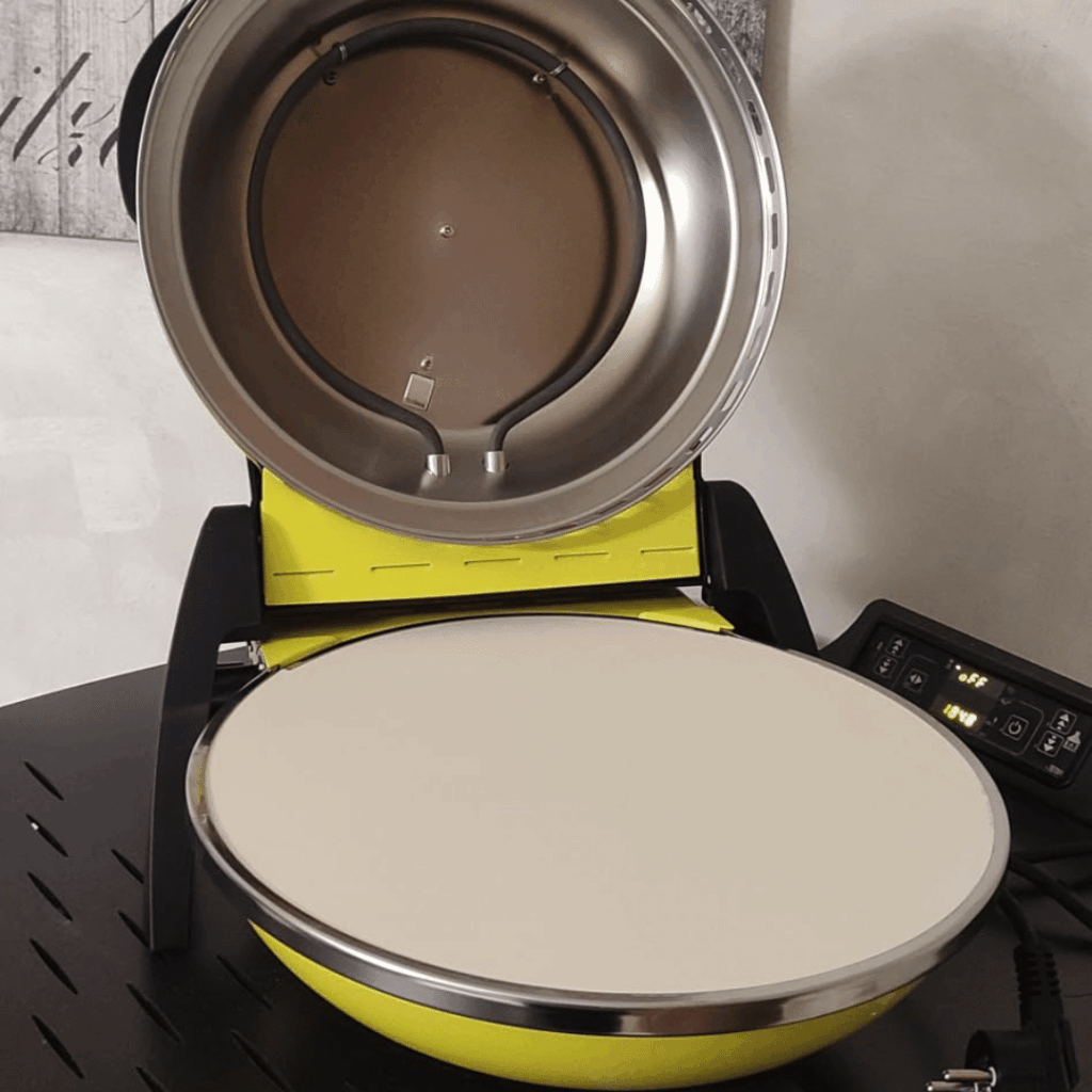 Forno per pizza automatico con superficie di cottura rotonda.