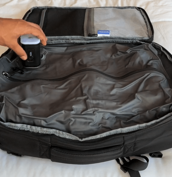 Zaino da viaggio aperto con tasche e compartimenti interni.