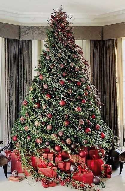 Albero di Natale decorato con palline rosse e luci, altezza 210cm, in soggiorno elegante.