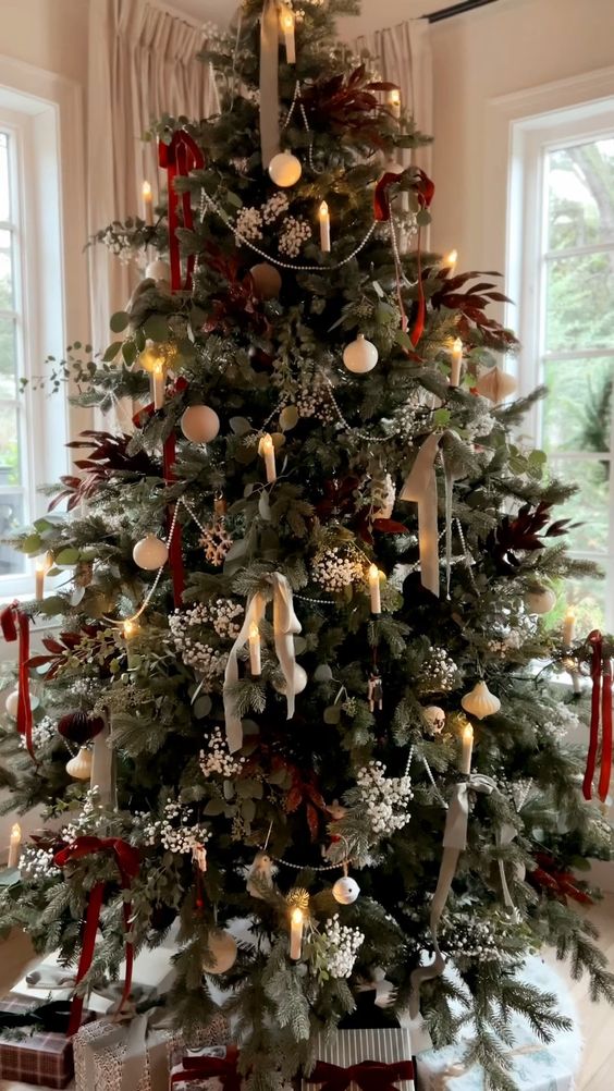 Albero di Natale alto 210cm decorato con luci, nastri e ornamenti bianchi e rossi.