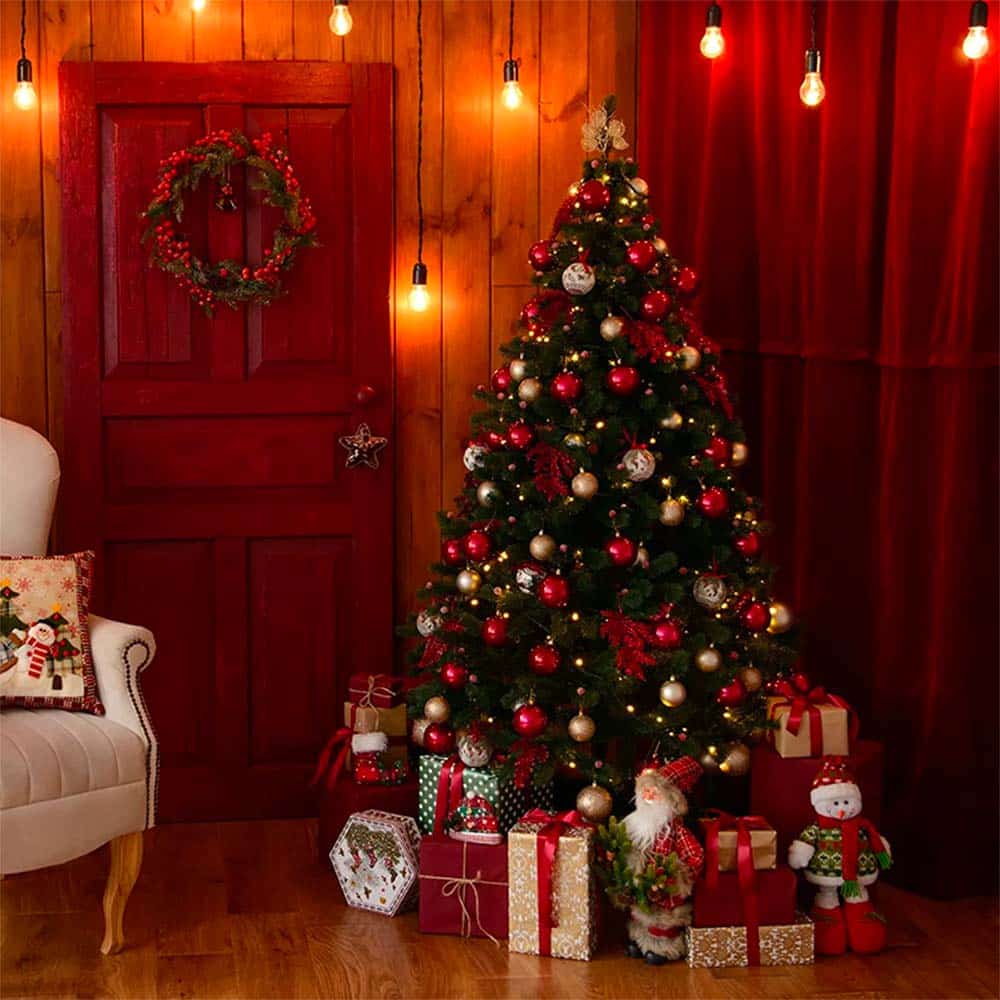 Albero di Natale decorato con luci e regali sotto, ambiente caldo e festoso.