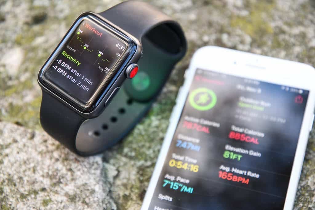 SmartWatch con app di salute e fitness, monitoraggio battito cardiaco e attività fisica.