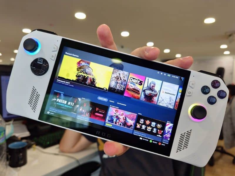 Console portatile con schermo touchscreen e controller integrato.