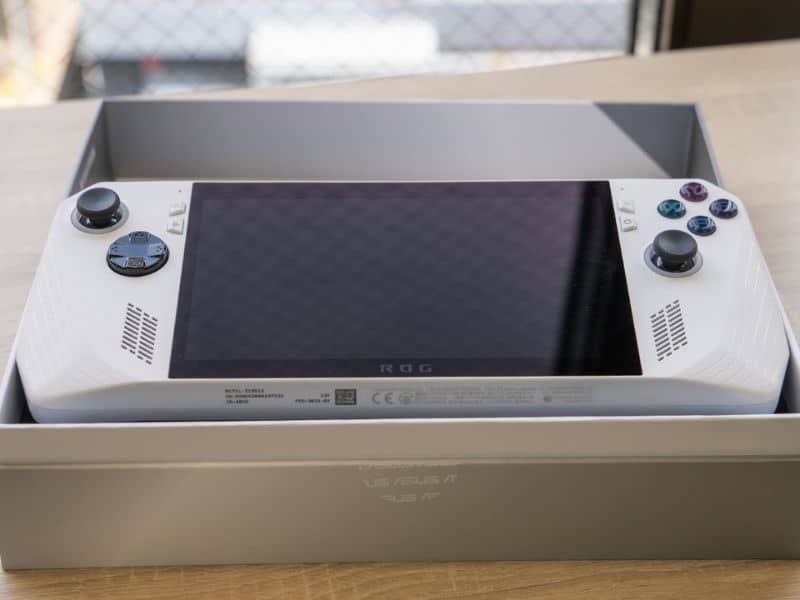 Console retro portatile con schermo grande e controller integrato.
