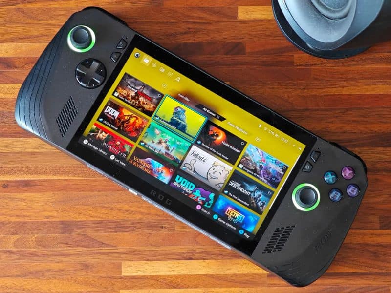 Console portatile con schermo touchscreen e controller integrato.