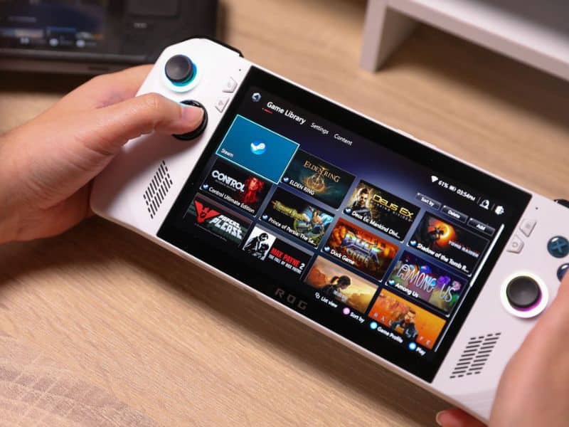 Console portatile per giochi retrò con schermo touchscreen.