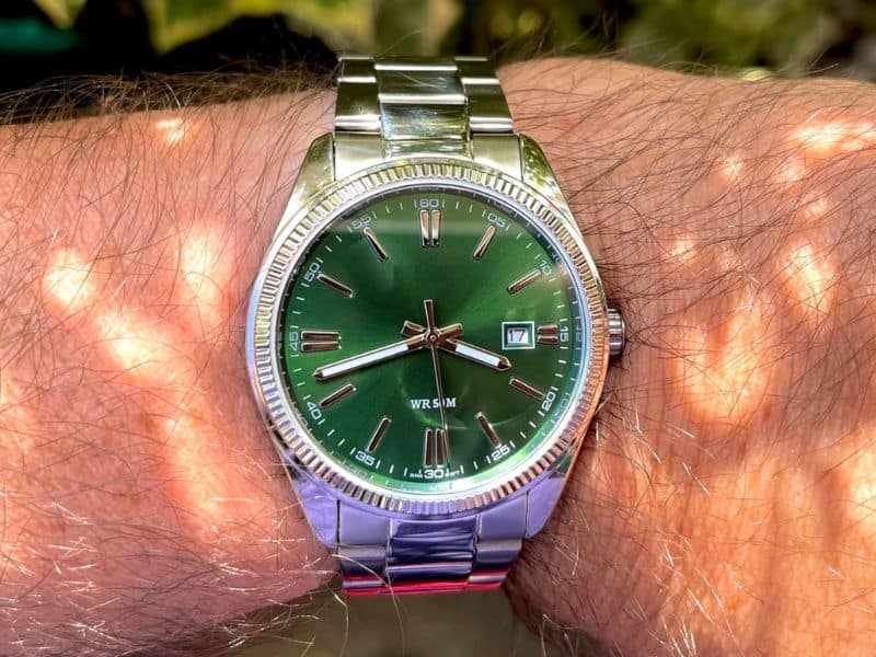 Orologio da uomo con quadrante verde e cinturino in acciaio inox.
