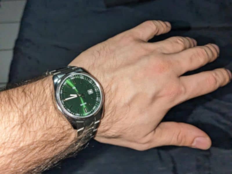 Orologio da uomo con quadrante verde e cinturino in acciaio.