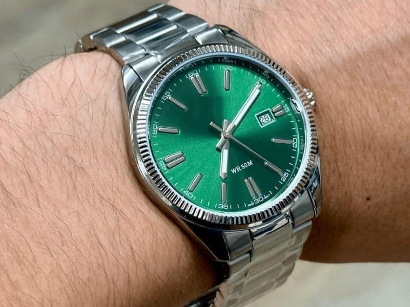 Orologio da uomo con quadrante verde e cinturino in acciaio inox.