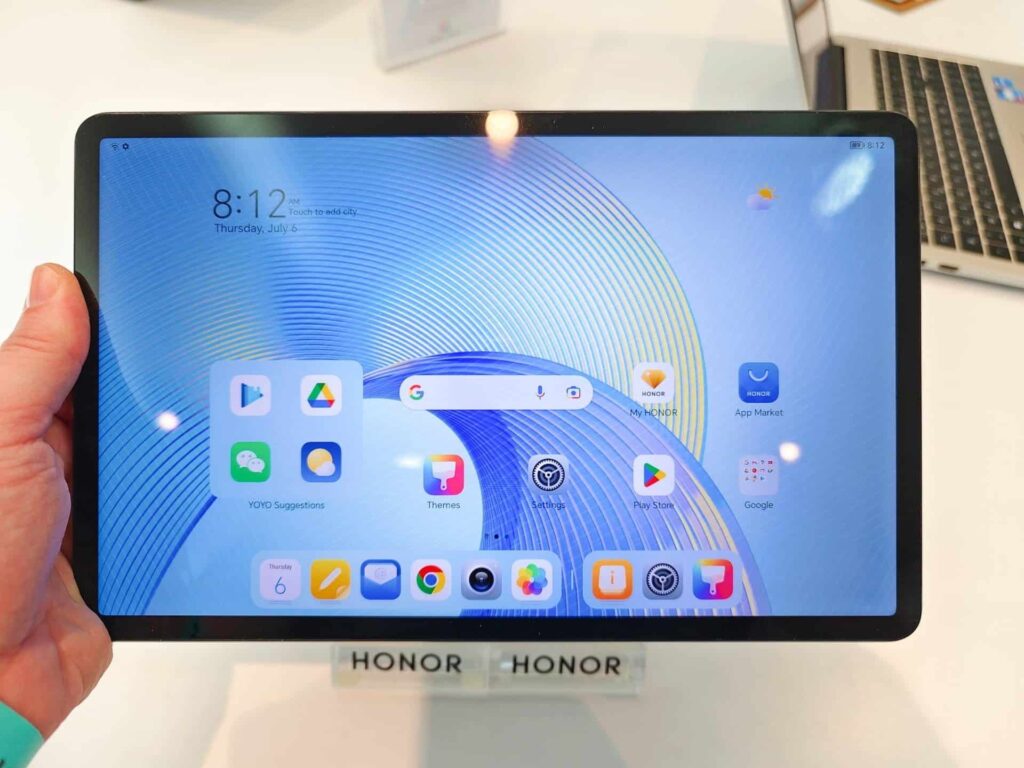 Tablet 89 con schermo digitale e interfaccia utente chiara e moderna.