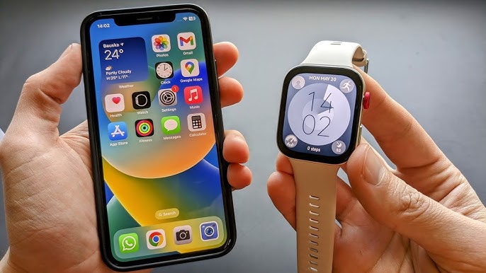 Smartwatch e smartphone moderni in mano, tecnologia indossabile e mobile.