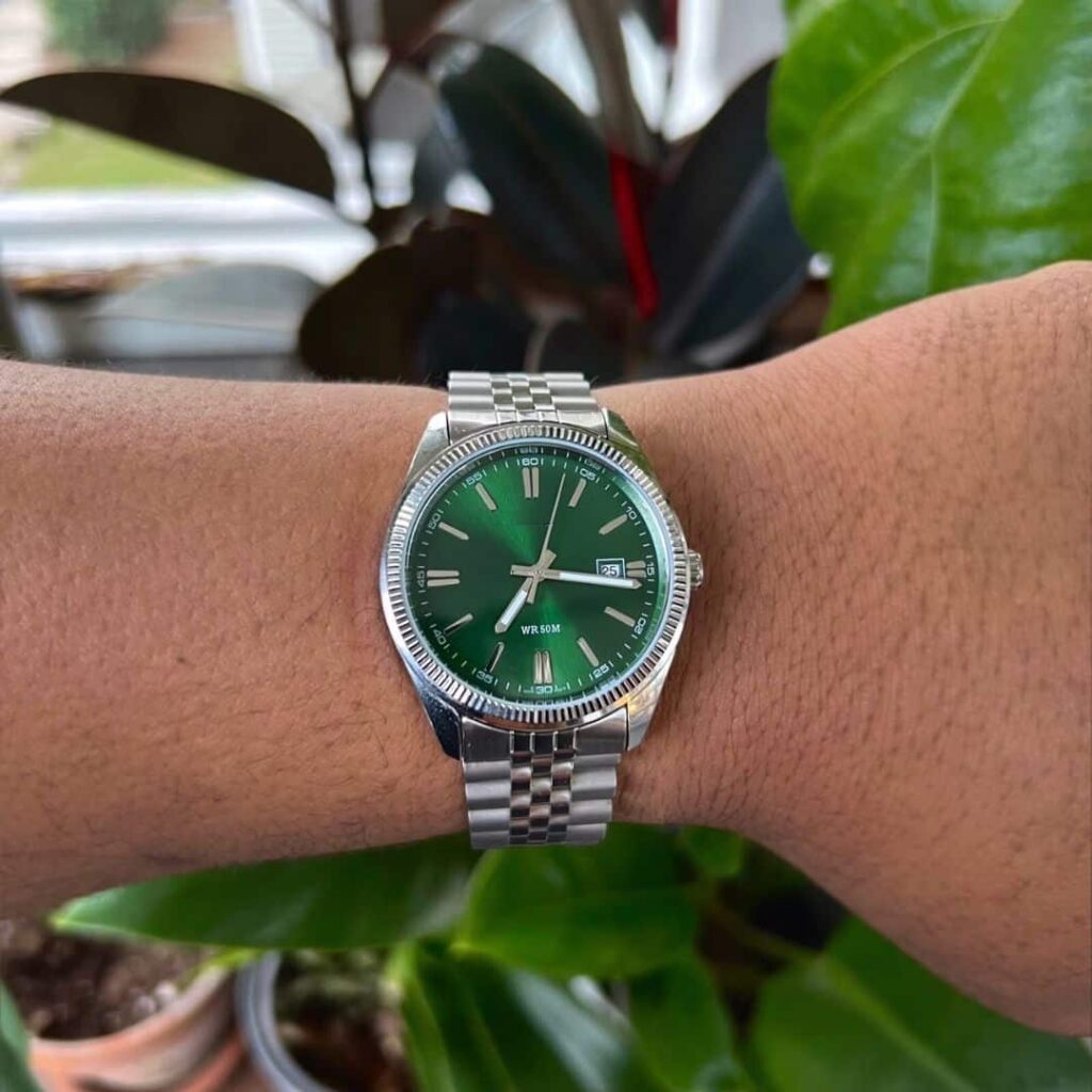 Orologio da polso con quadrante verde e cinturino in acciaio inox.