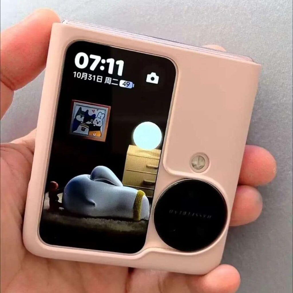 Fotocamera digitale con schermo e obiettivo integrato.