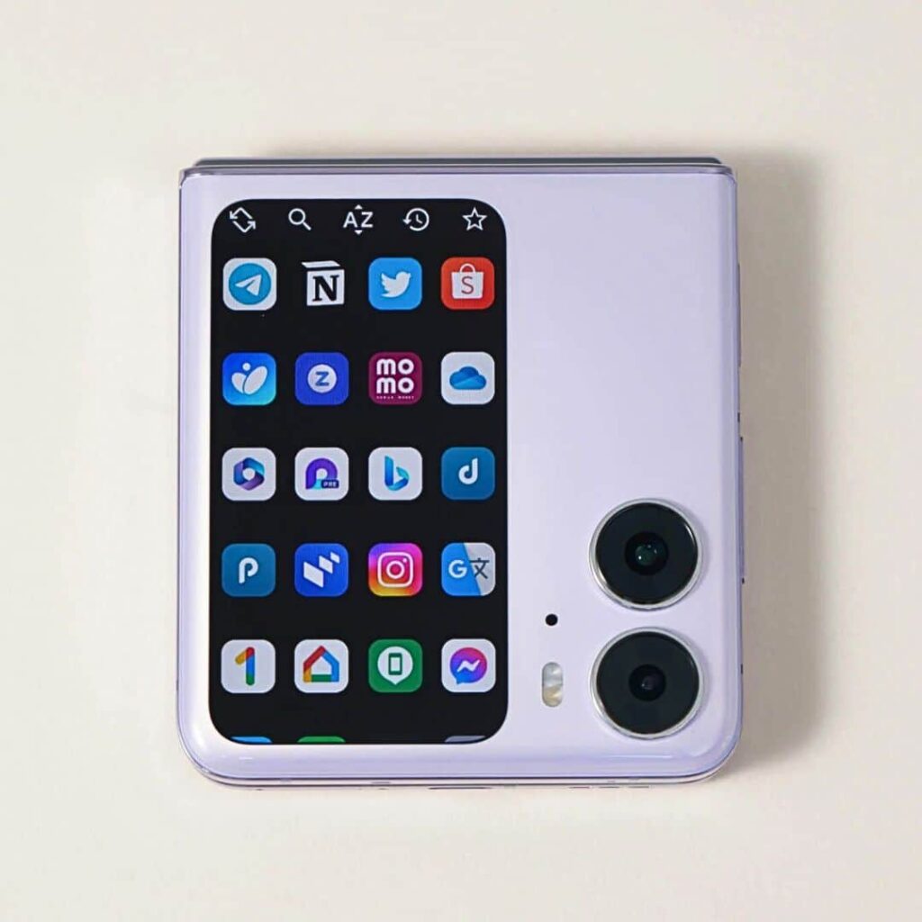 Smartphone con doppia fotocamera e schermo con app.