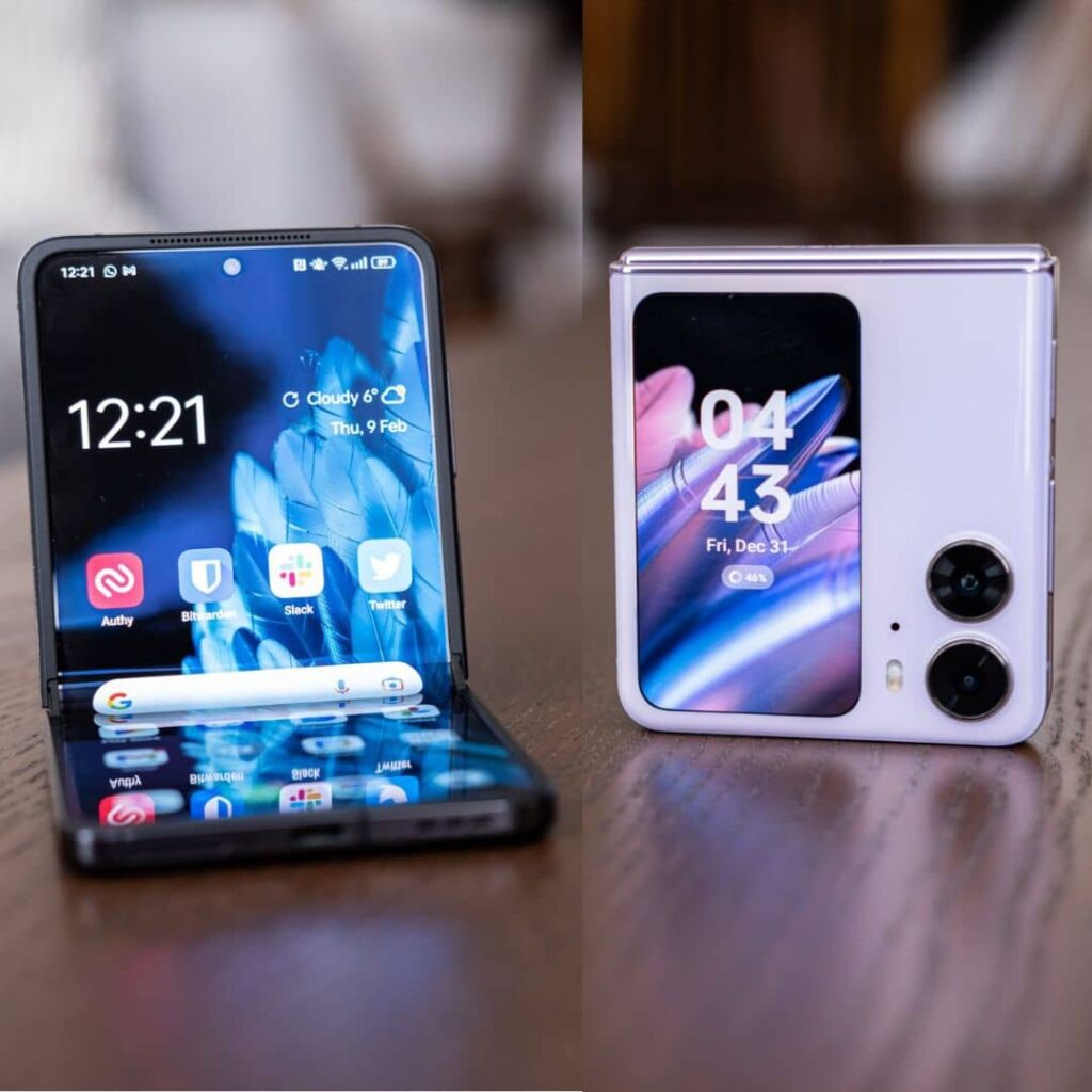Smartphone e smartphone pieghevole su tavolo, tecnologia innovativa.