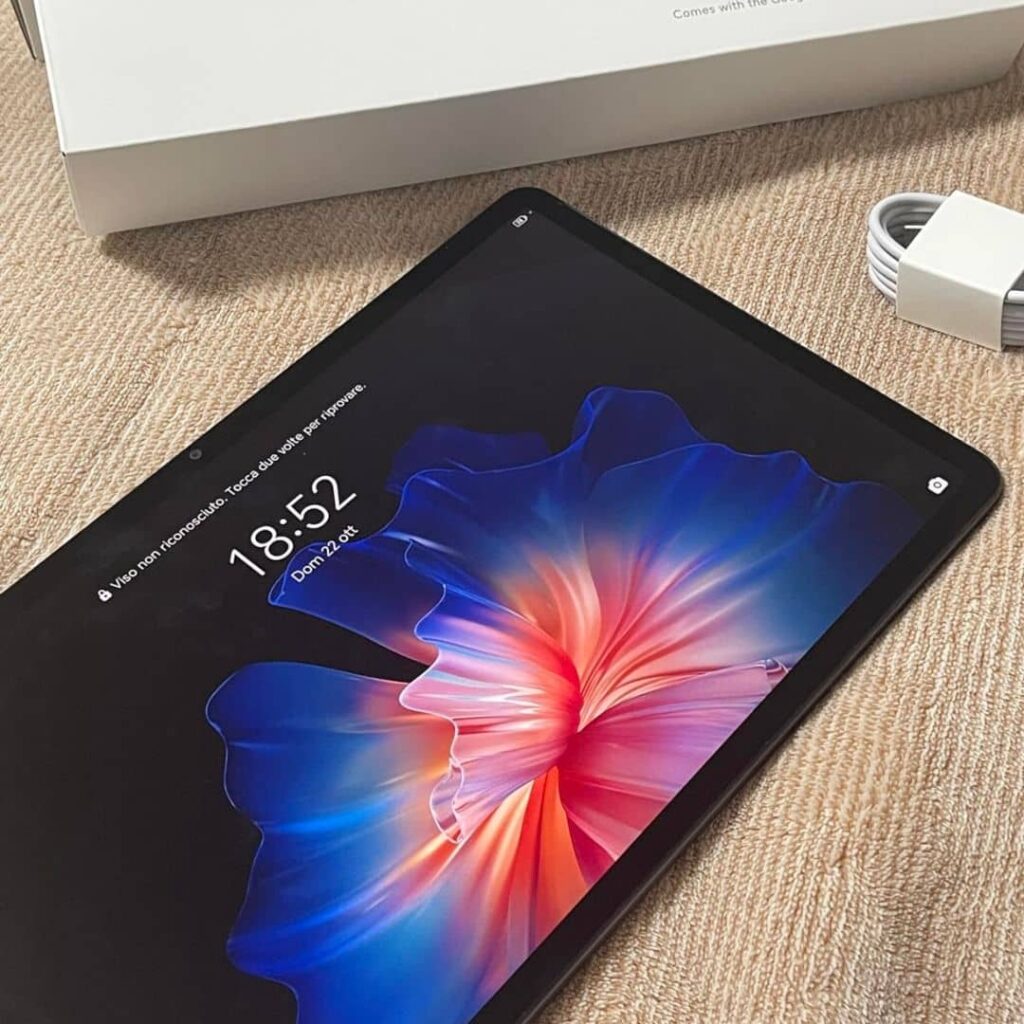 Tablet con schermo a colori vivaci e design moderno.