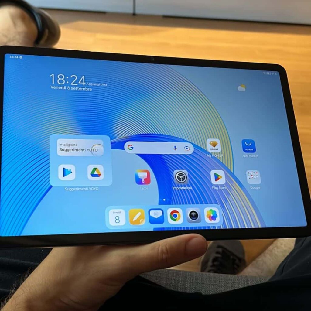 Tablet con schermo digitale e interfaccia utente chiara e moderna.