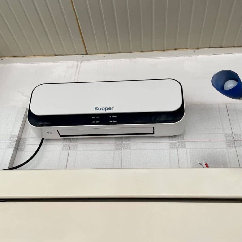 Termoventilatore a parete con telecomando, installato in casa moderna.