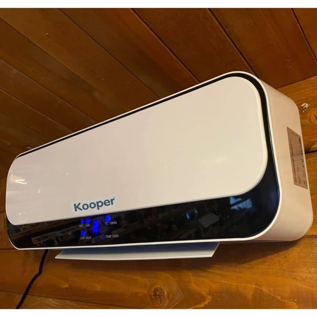 Termoventilatore a parete con telecomando e display digitale.