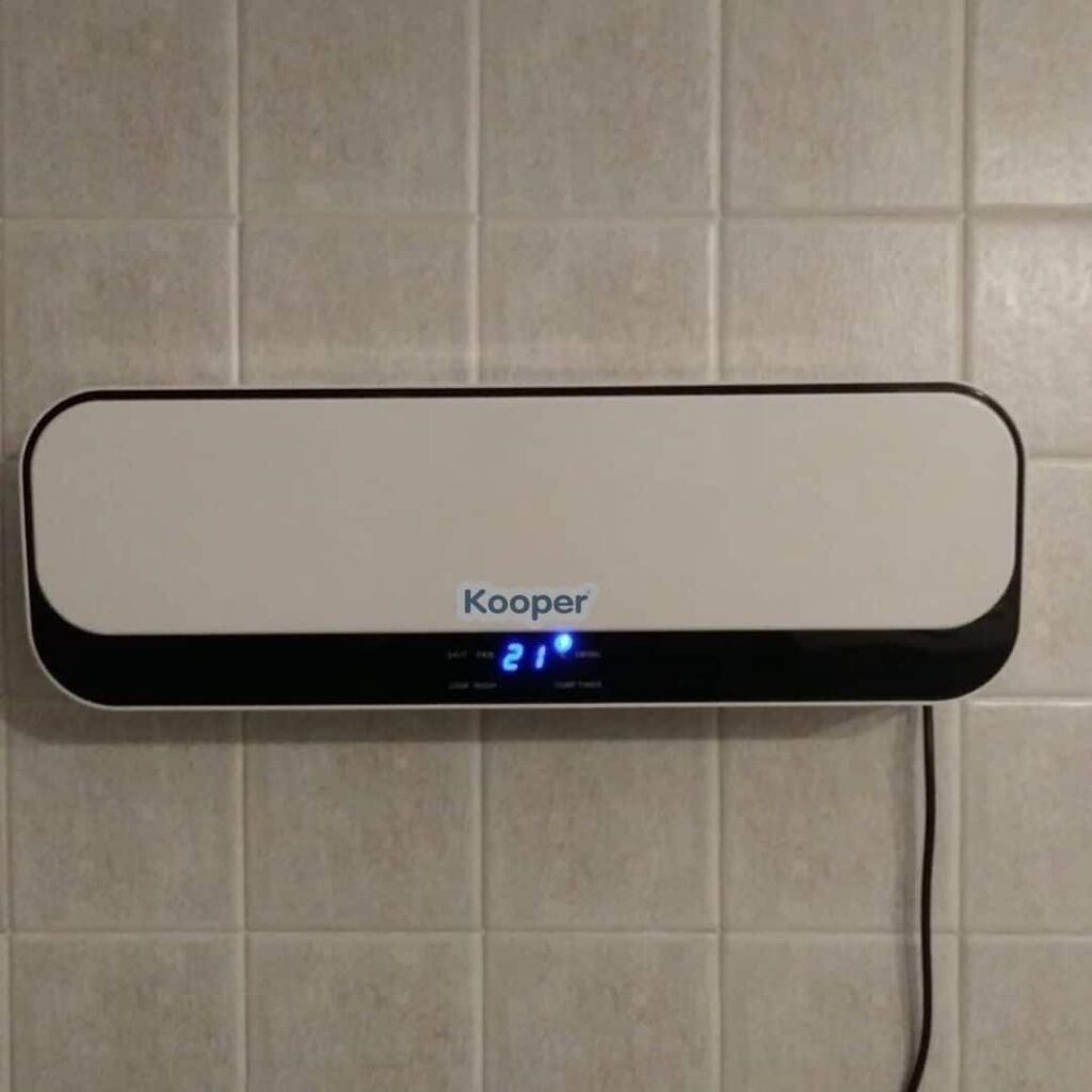 Termoventilatore a parete con display digitale e telecomando.