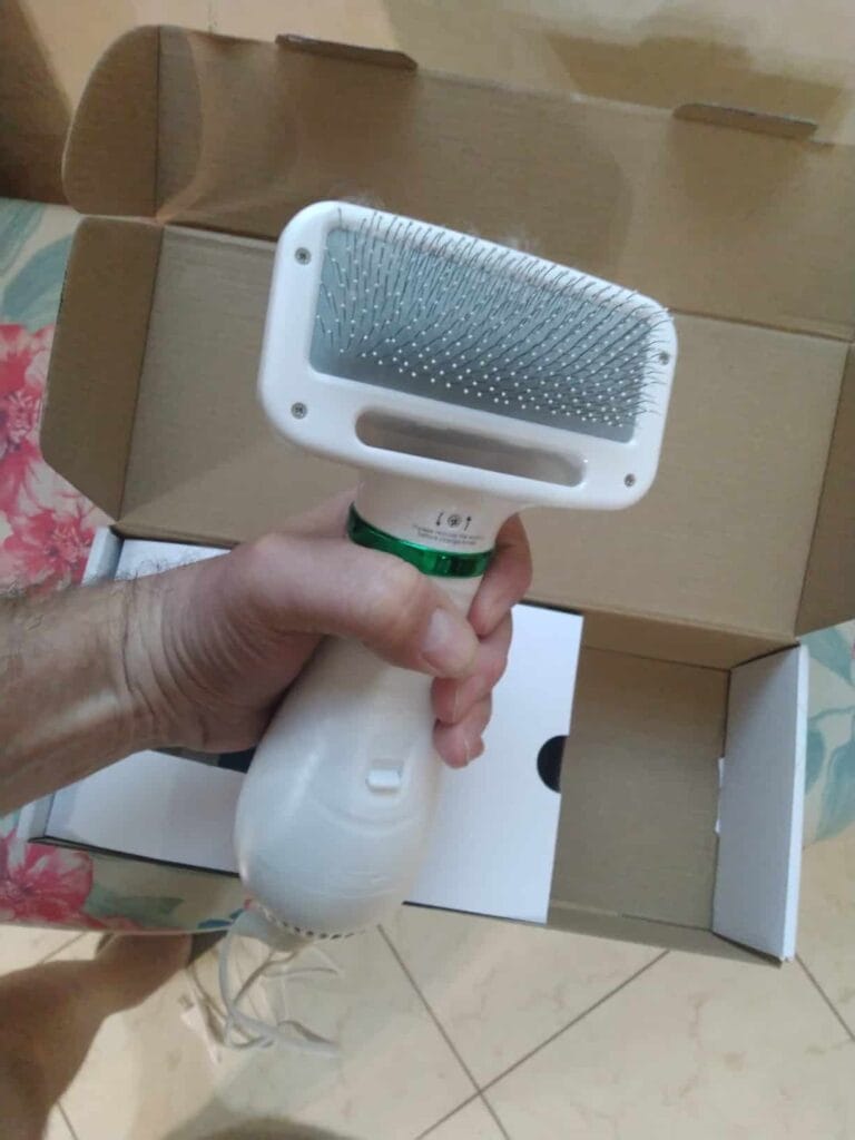 Spazzola per animali con phon integrato, facile da usare e efficace.